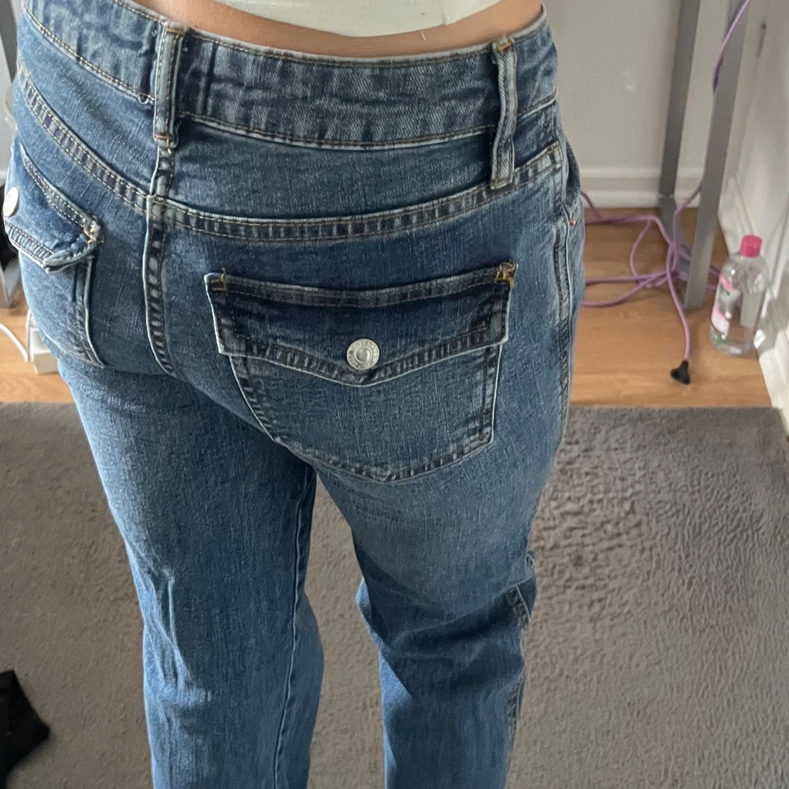 blå raka/bootcut jeans med fickdetaljer - 2