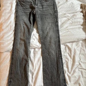 Grå bootcut jeans från Gina Tricot - Snygga jeans från Gina Young! Storlek 170, men passar S/M också! Använda 1 gång, säljs då de ej kommer till användning och de är lite korta för mig🩷 hör av dig vid intresse, pris går att diskutera!!