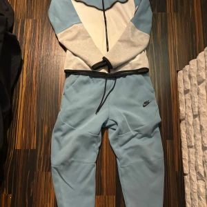 Nike tech fleece tracksuit - Säljer min Nike tech fleece tröjan är i storlek xs och byxorna i s, lite noppig på byxorna men inget man bryr sig om, köpte det för 2500kr Säljer det för 1200kr