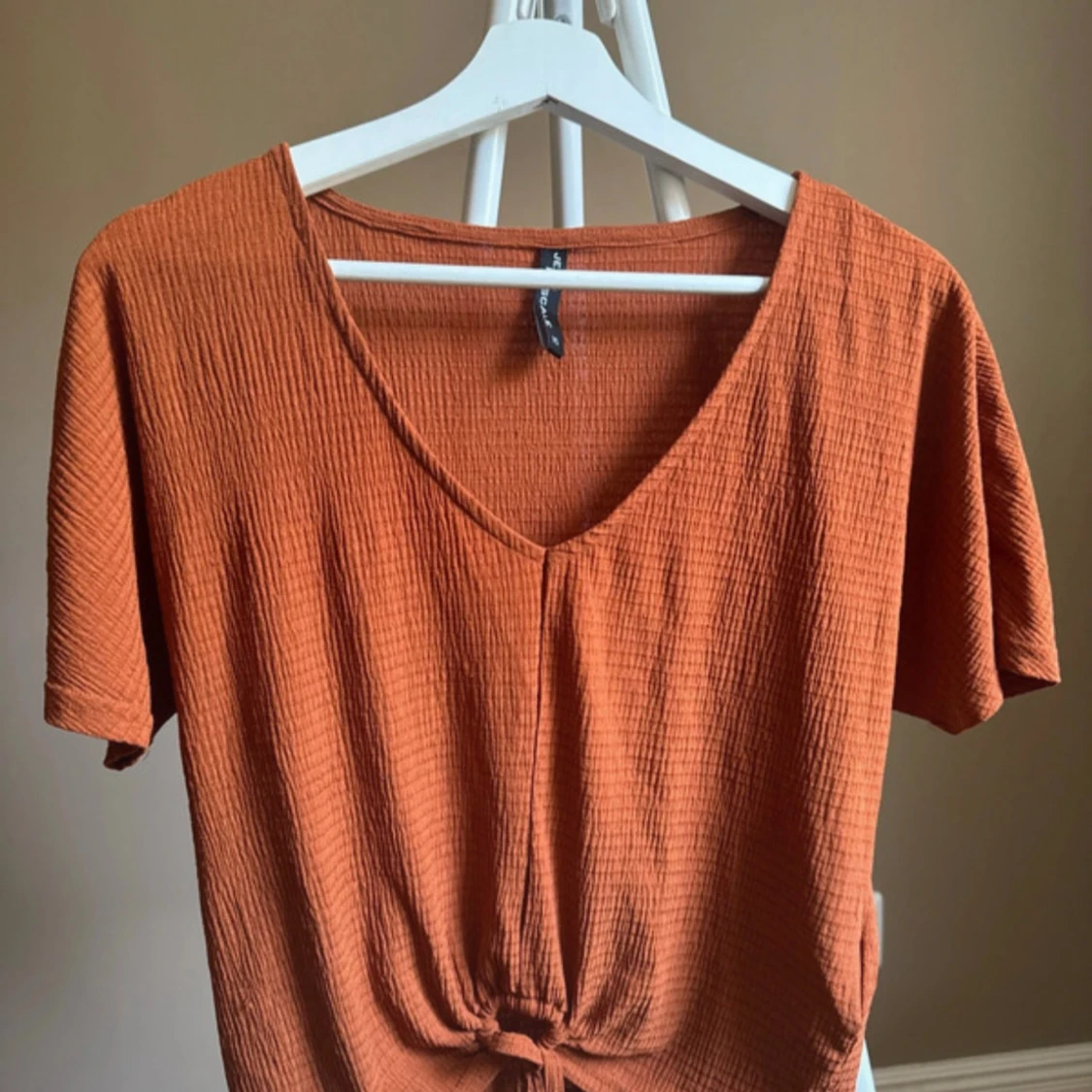 Rostfärgad kortärmad topp med knyt - 2