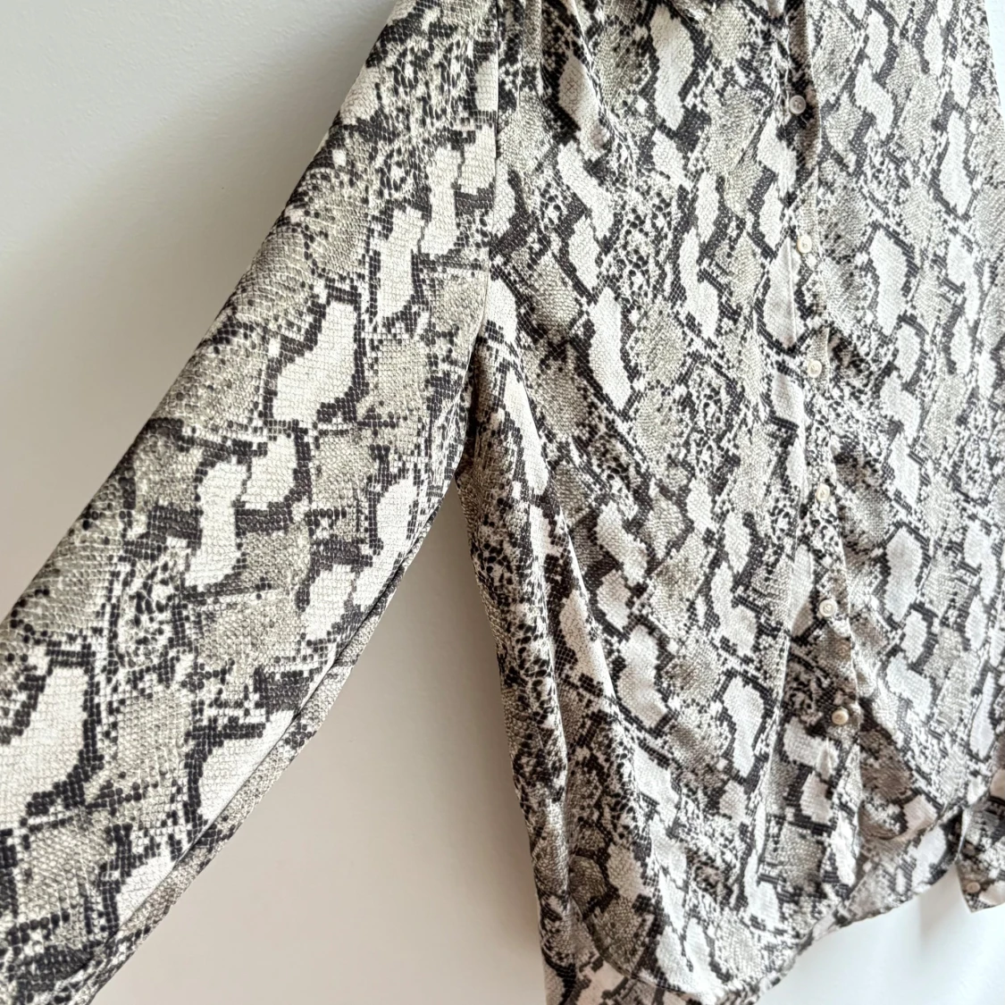 Ormmönstrad skjorta från H&M, strl 40 - 1