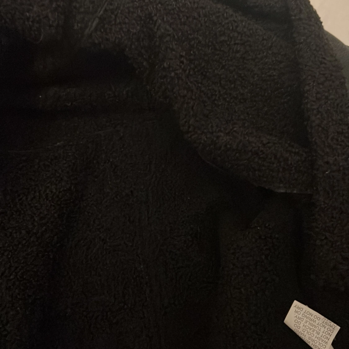 Svart teddyjacka i skinnimitation - 2