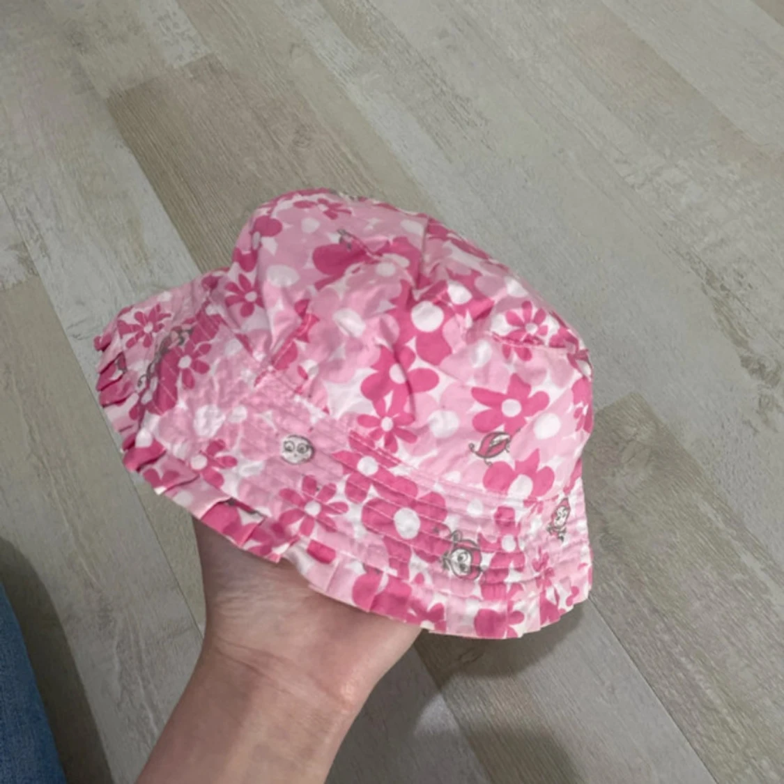 Rosa blommig solhatt med Happy Club-tryck