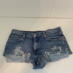 Jeans short från Levis  - Storlek är oklart för den jag köpte av drog bort den lappen. Pris kan diskuteras💕