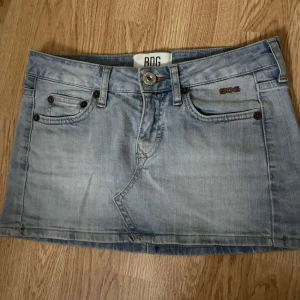 Mini jeans kjol - Miniskirt i jeans material från urban outfiters finns ej online bara i butik. Nyskick användt fåtal gånger dm för frågor och fler bilder. Ny pris 500