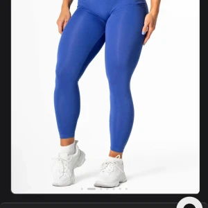 Relode tights  - Säljer ett par blå prime scrunch tights från relode. Sitter jätte bra på kroppen och är sjukt fina speciellt på sommaren. Skriv vid frågor🙌
