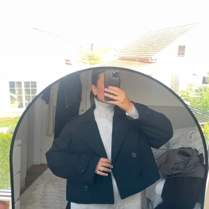 Svart croppad kappa - Säljer en svart croppad kappa från h&m. Den är i storlek xs men passar alla storlekar mellan xxs-m.