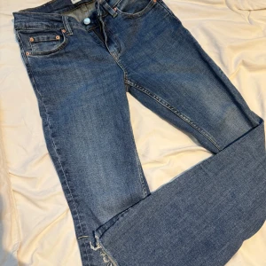 Lågmidjade jeans - Midwaist/lowwaist jeans, klippt vid fötterna då dom var för långa, men de är fortfarande snyggt och är klippt fint 🩷passar mig som brukar ha 34 i jeans 