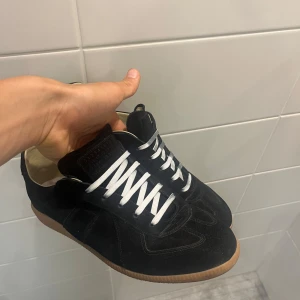 Maison Margiela GATs - Maison Margiela Gats i väldigt bra skick. Size 44, inte original snören på men dem medföljer! 