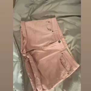 Ljusrosa shorts - Skriv för fler bilder. Low waisted