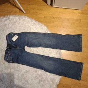 Lågmidjade jeans - Lågmidjade jeans i kort modell. Helt oanvända med prislapp kvar. Nypris 400 kr, säljer för 250. Säljer ett par likadana i ljusblå, kolla profil för bilder med de på. Storlek 25-26 i midjan