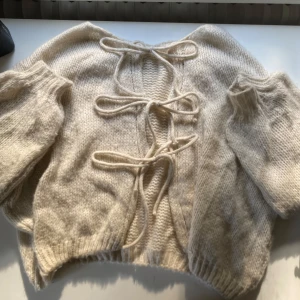 Kofta med rosetter  - Jättefin, perfekt till hösten