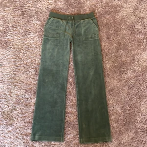 Juicy Couture byxor - Gröna mysiga byxor, använd fåtal gånger och lite tecken på användning.