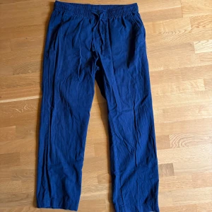 Mörkblå linnebyxor  - Mörkblå linnebyxor. Byxorna har raka ben och är tillverkade i linne, perfekta för chill dagar eller när du vill vara extra bekväm.