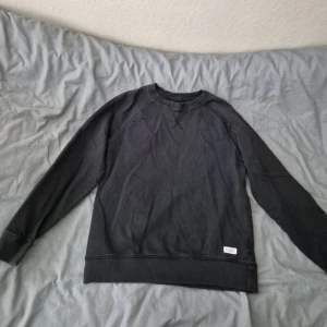 Svart sweatshirt  - Säljer en svart sweatshirt som passar både kvinnor och män. 