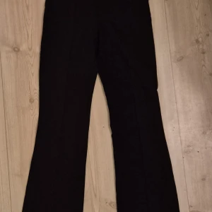 Helt nya kostymbyxor från & Other Stories - Nya kostymbyxor med prislapp. Tyvärr för små för mig. Stretchigt tyg med viss struktur. 57% Ecovero viskos, 37% polyamid, 6% elastan. Nypris 690 kr