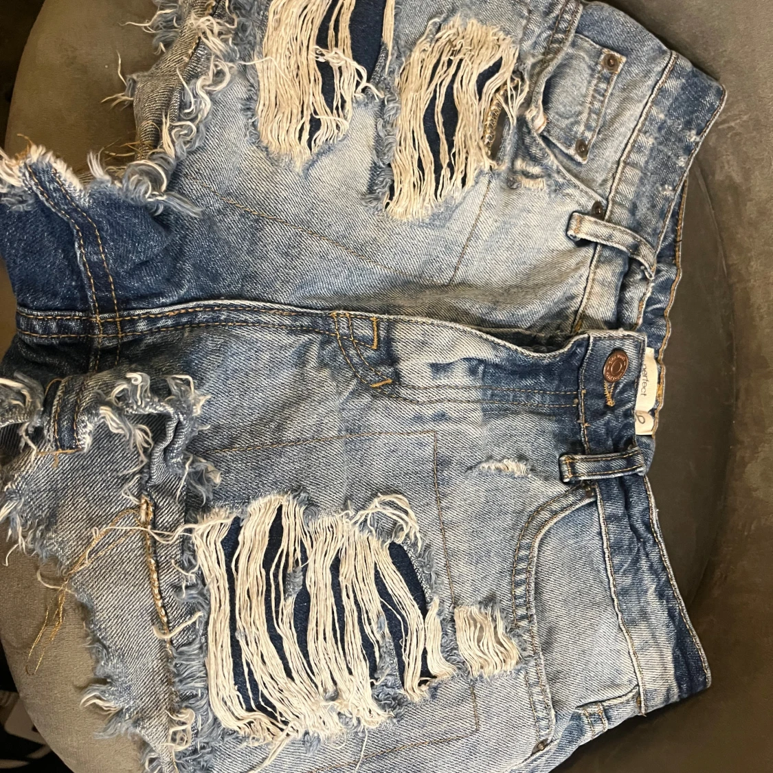 Blå slitna jeansshorts med knappar - 1