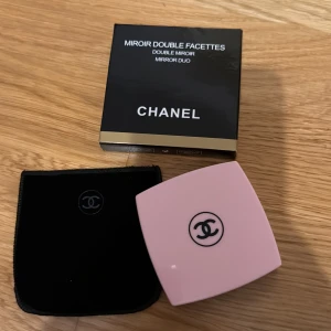 Chanel ballerina sminkspegel - Säljer min limited edition chanel ballerina dubbel sidig spegel som har bara använts en gång och är helt ny! Köptes för 1600kr säljer för 1000kr pris kan sänkas!