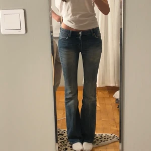 Low waist jeans - Säljer mina blå jeans ifrån Weekday då de inte kommer till användning. Dem är knappt andvända o bra skick. Dem är i storlek W26, L34. Skriv om du undrar något💕