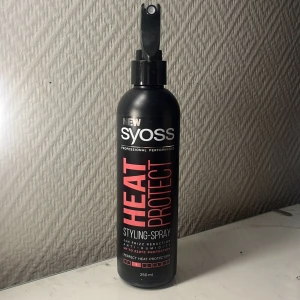 Syoss Heat Protect Styling-Spray - Syoss Heat Protect Styling-Spray i svart flaska med röd och vit text. Sprayen skyddar håret mot värme upp till 220°C alltså ett värmeskydd och minskar friss i 24 timmar och glansar upp ditt hår. Innehåller 250 ml. Oanvänd! 🩷