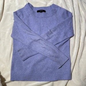 Stickad tröja - En blålila tröja från Vero Moda. Tunn, stickad tröja. Storlek XS. Den är lite nopprig men inget som sticker ut eller syns särskilt mycket.