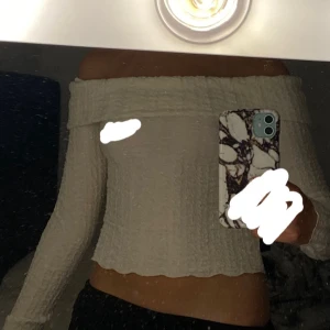 Offshoulder topp  - Superfin offshoulder topp från H&M i gul/vit färg. Den är i storlek XS och har använt den endast en gång när jag testade 🤍 