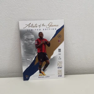 Artists of the Game Limited Edition: Rafael Leão - Snygg samlarkort från Topps Match Attax med Rafael Leão i AC Milan. Limited Edition med cool design, perfekt för dig som älskar fotboll och vill boosta din samling. Kortet visar Leãos stats och är ett måste för unga fans av Champions League!