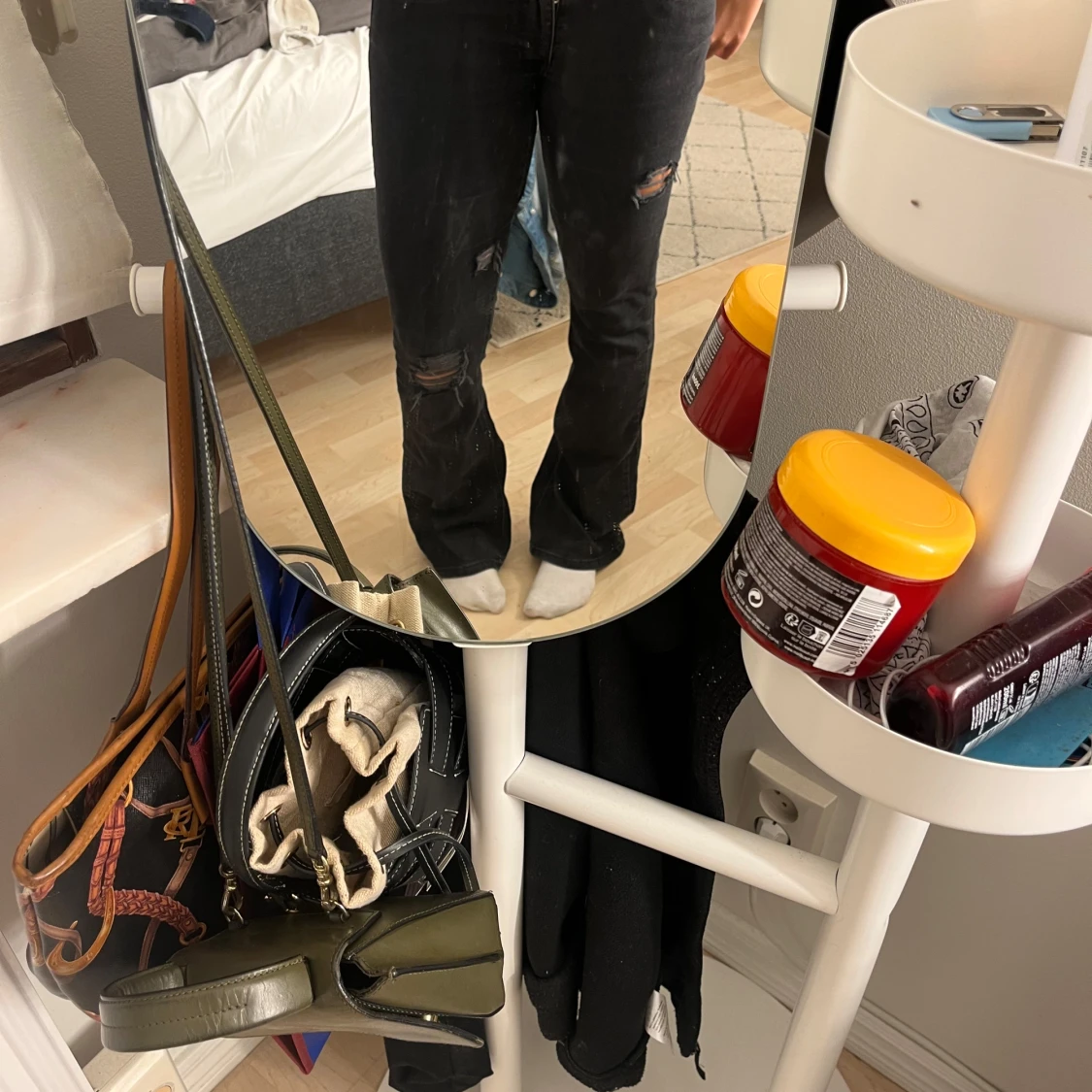 Svarta bootcut jeans med slitningar