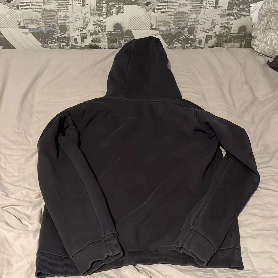 Svart hoodie från Lyle & Scott - 1