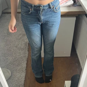 Blå bootcut jeans från Gina Tricot - Snygga blå jeans från Gina Tricot i klassisk bootcut-modell. Jeansen har normal passform, fem fickor och är tillverkade i slitstarkt denim. Ganska flitigt använda men skulle inte säga att de visar något tecken på det! 