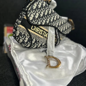 Dam axelväska. - Skriv för mer information. 1*1