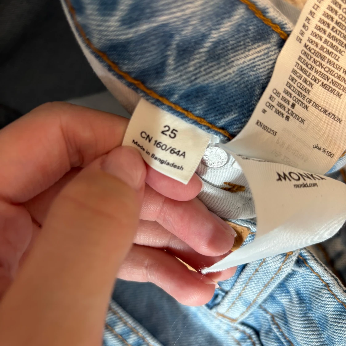 Ljusblå raka jeans från Monki - 2