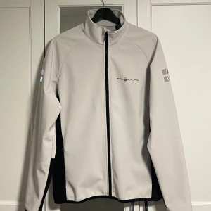 Sail Racing Vindjacka  - Hej, säljer en vit vindjacka ifrån Sail Racing i storlek M. Riktigt bra kvalitet och passar till allt. Perfekt till sommarkvällar eller segling. Nypris: 2,5. Skriv gärna vid frågor eller funderingar!.🙌🙌btw: jackan är självklart vit men det är ljuset som får den att se mörkare ut!. 