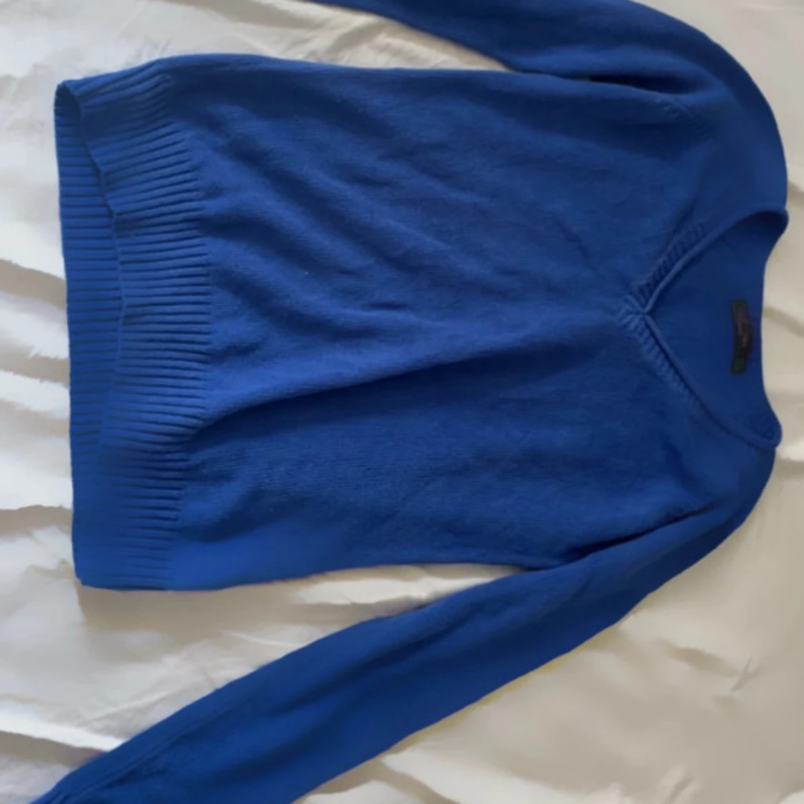 Kornblå stickad tröja med v-ringning