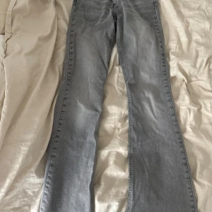 Grå bootcut jeans. - Säljer ett par grå jeans bootcut/flared från Gina tricot. Både fram- och bak fickor. Använt jeansen ett par ggr. 