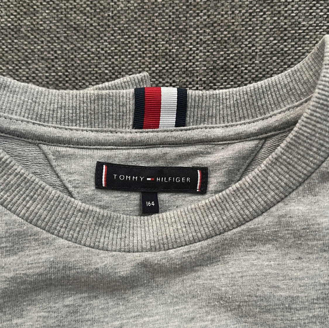 Grå Tommy Hilfiger sweatshirt - 1