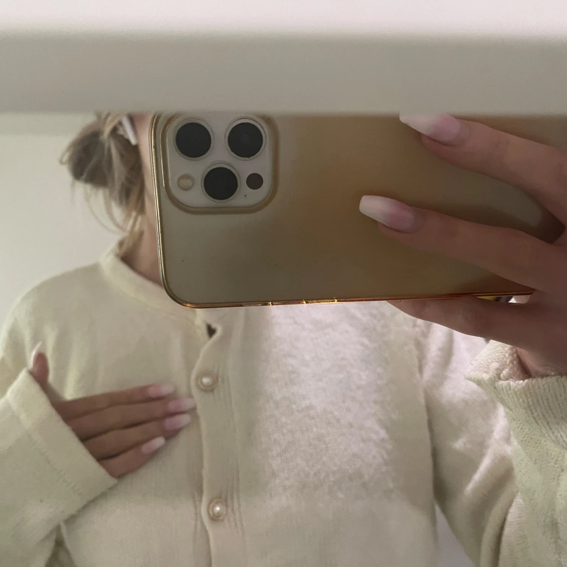 Ljusgul kofta med vita knappar - 1