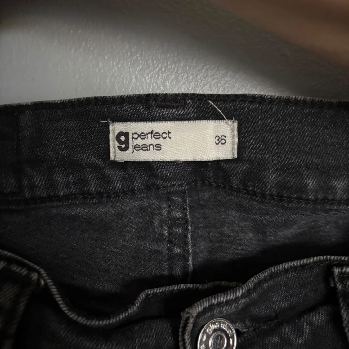 Svarta bootcut jeans från g perfect - 2