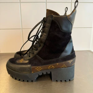 Louis Vuitton svarta boots med monogram - Chunky svarta boots från Louis Vuitton med grov sula och hög klack. Dustbag, kvitto och box finns och kommer med! 