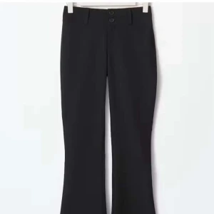 Svarta bootcut kostymbyxor - Snygga svarta kostymbyxor med bootcut-snitt och två knappar i midjan. Fickor där bak (lånad bild) skriv för egna bilder. Och mer information :)) 