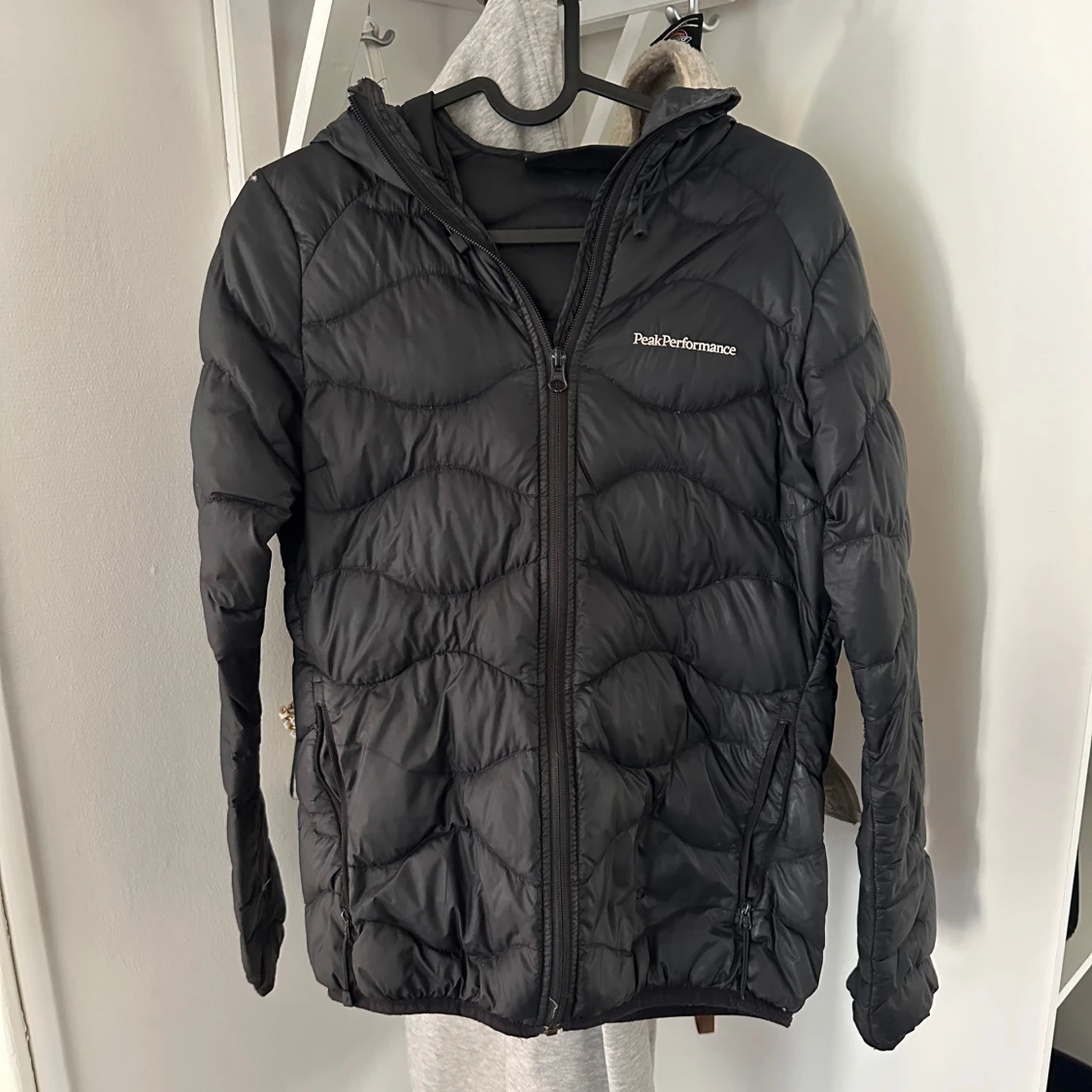 Svart dunjacka Peak Performance S