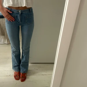 Jeans  - Snyggaste bootcut jeansen som tyvärr blivit försmå för mig! Ena bältesöglan har lossnat och lämnat ett litet hål i byxan (se bild 4) men inget man tänker på🥰