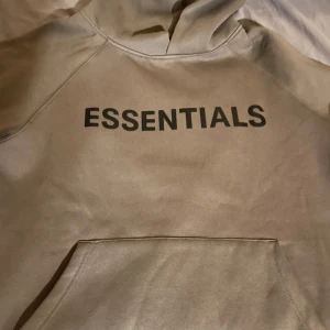 Beige Essentials hoodie - Säljer en snygg beige hoodie från Essentials. Storlek L. Knappt använd.