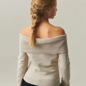 Off shoulder tröja - Säljer en off shoulder tröja från Gina Young, den är i en jättefin beige färg. Endast använd några få gånger!🩷