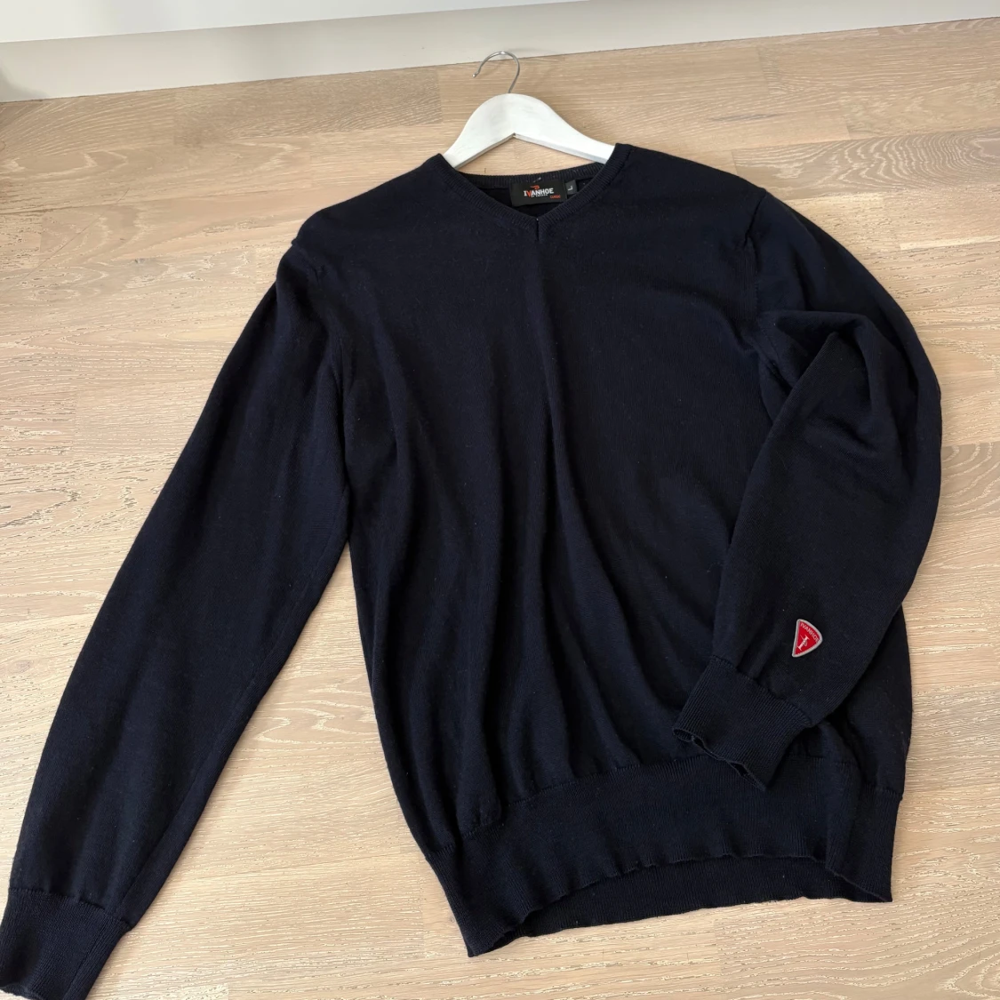 Marinblå v-ringad tröja från Ivanhoe - 100% Merinoull  - 1