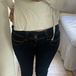 Pepe jeans  - Säljer ett par superfina jeans i en fin blå färg och med låg midja, dom är helt nya och endast testade några gånger. Dom var tyvärr för stora så säljer dom nu vidare.💕💕