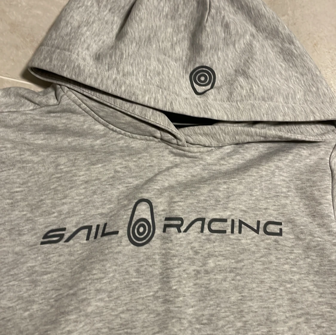 Grå hoodie från Sail Racing - 1