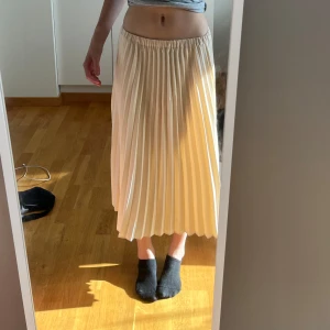 Beige långkjol - Superfin beige långkjol! Säljer då den inte kommer till användning 