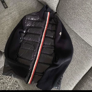 moncler tricolour cardigan  - Snygg mörkblå tricolour zipper cardigan från Moncler med glansig dunfront och stickade ärmar och rygg. 