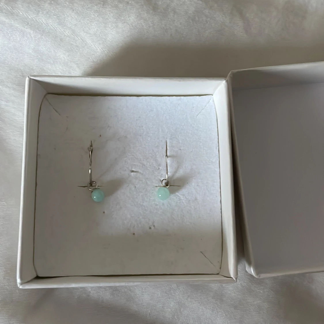 Lily and Rose örhängen med mintgrön pärla - 1